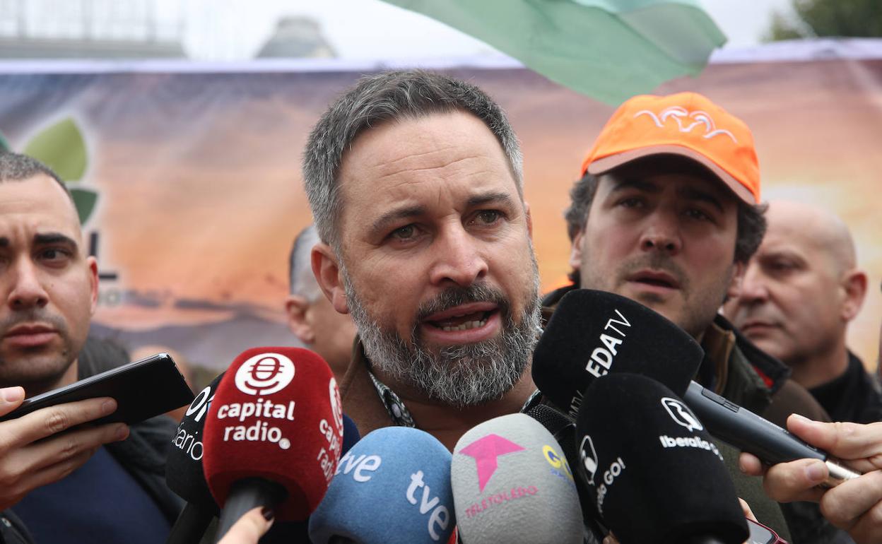 El líder de Vox, Santiago Abascal, hace declaraciones a los medios el pasado domingo.