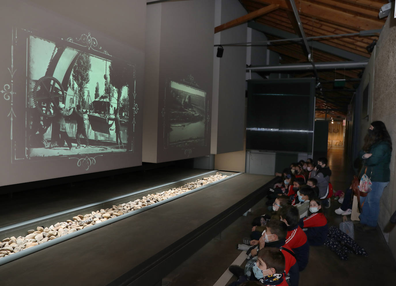 Más de 500 escolares celebran el Día Mundial del Agua con una visita al museo de la Dársena
