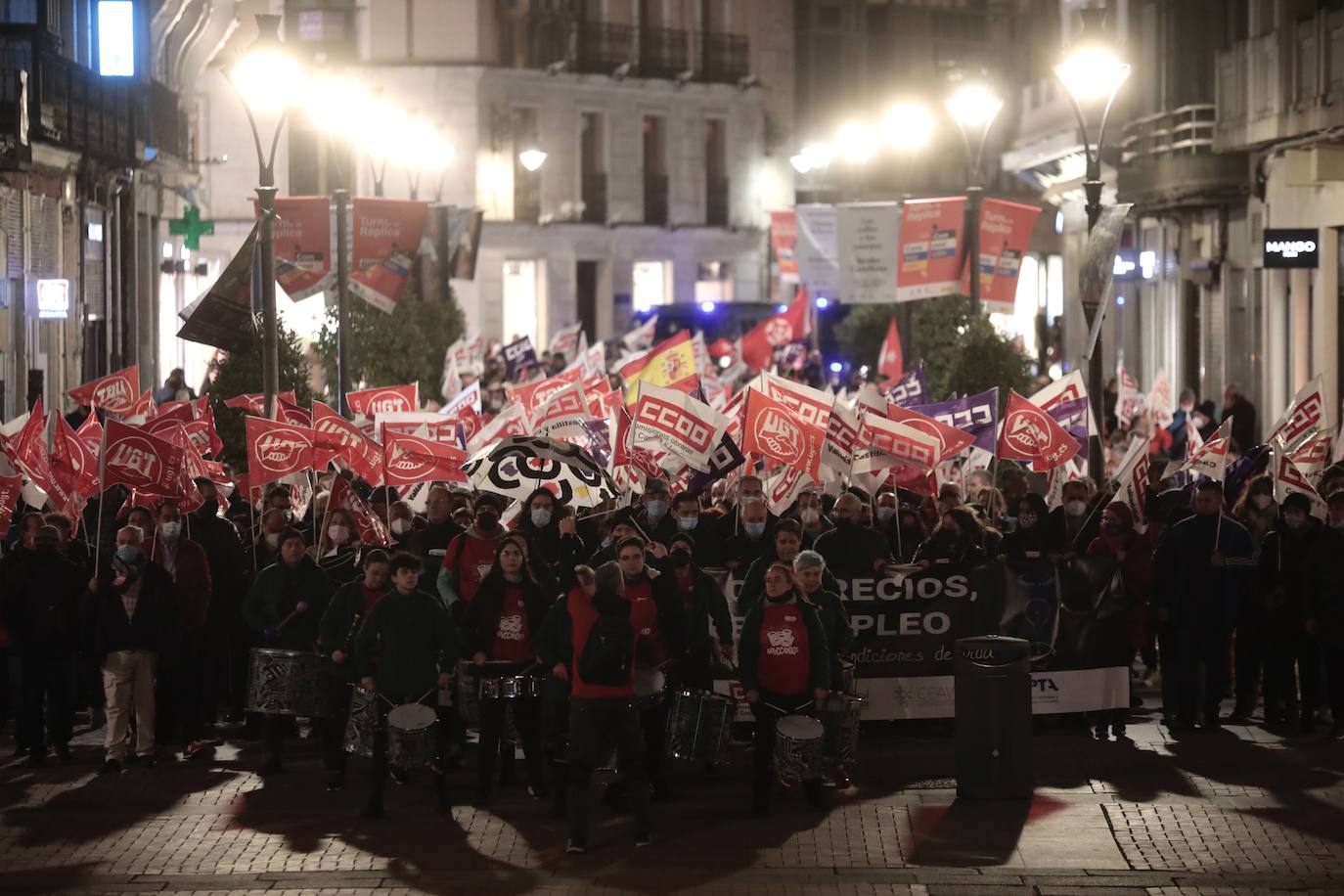 Diferentes momentos de la manifestación a su paso por las calles de Valladolid. 