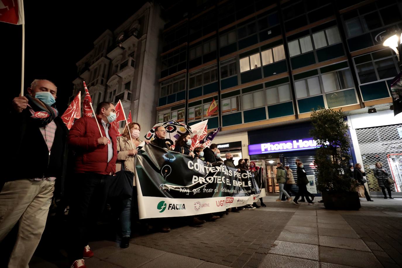 Diferentes momentos de la manifestación a su paso por las calles de Valladolid. 