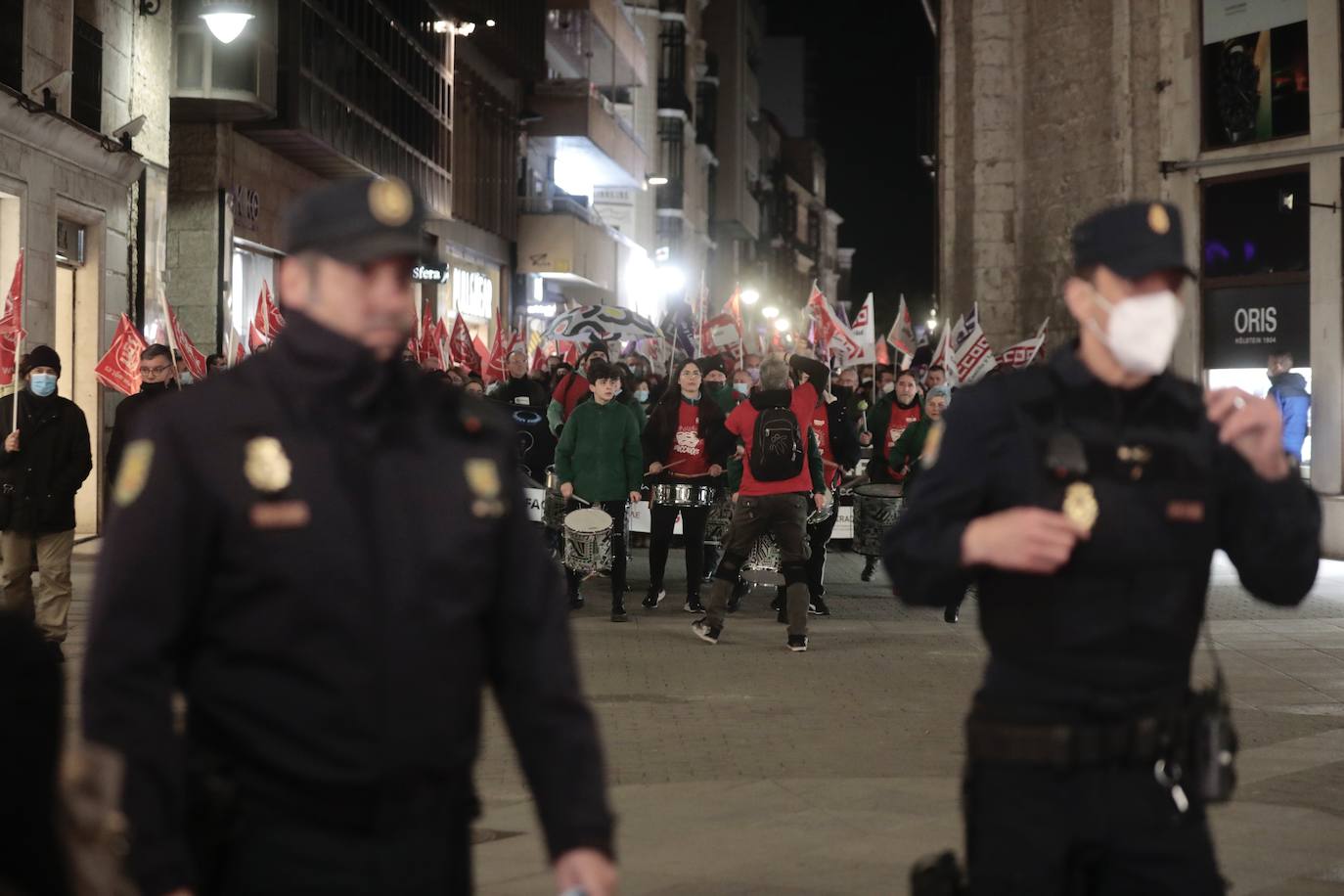 Diferentes momentos de la manifestación a su paso por las calles de Valladolid. 