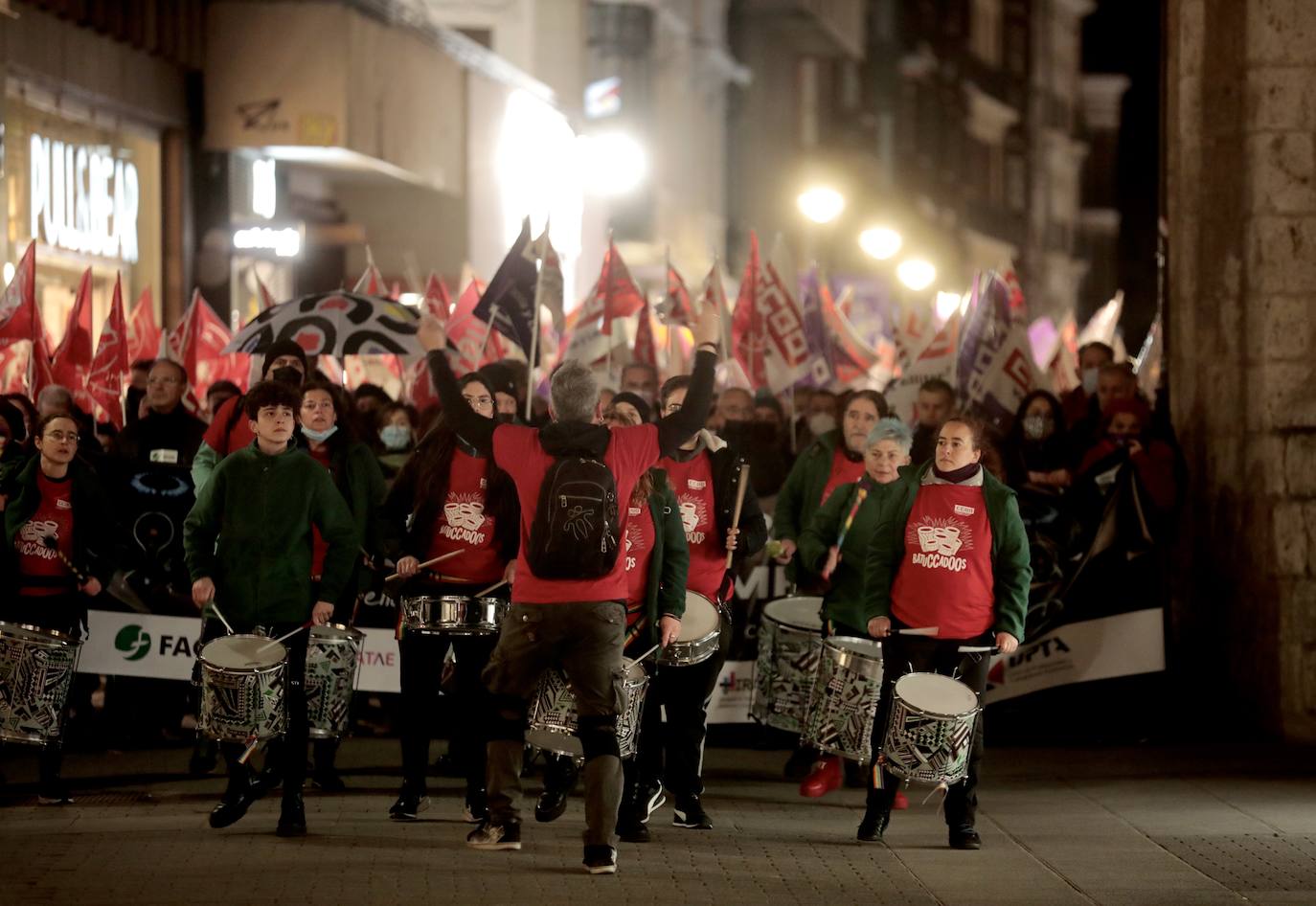 Diferentes momentos de la manifestación a su paso por las calles de Valladolid. 