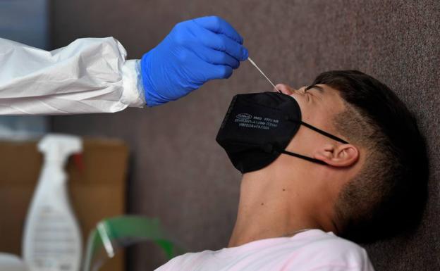 Un joven se realiza una PCR en Asturias.