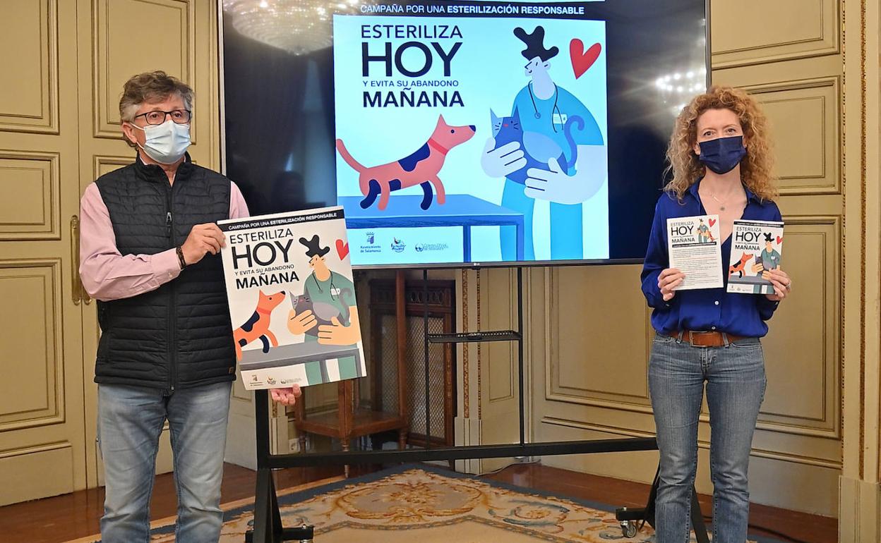Ana Suárez, responsable de la Oficina de Bienestar Animal del Ayuntamiento de Salamanca, en compañía del presidente del Colegio Oficial de Veterinarios de Salamanca, Antonio Rubio Blasco.