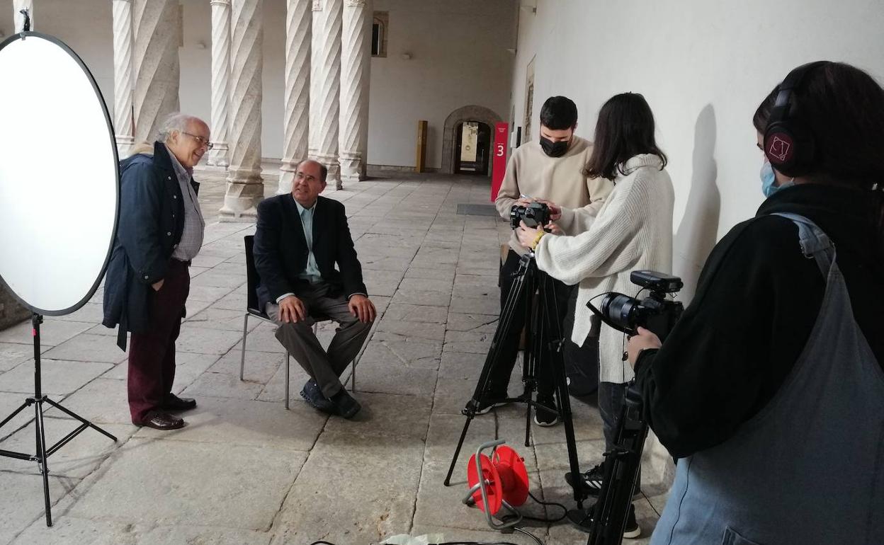 José Luis Temes conversa con Sergio de los Cobos, junto al equipo técnico en el claustro de San Gregorio. 