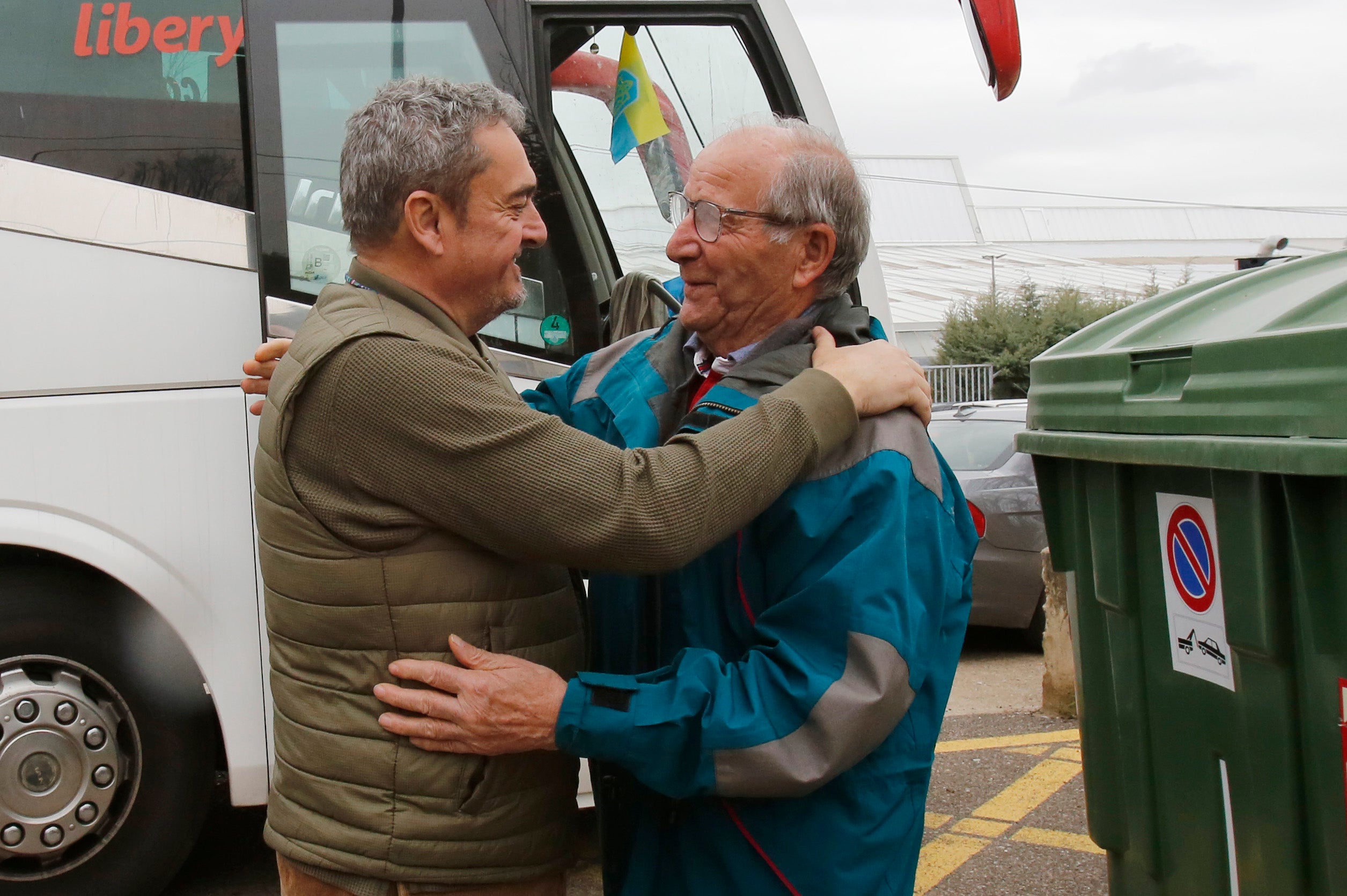 Fotos: Empresarios del polígono de Palencia traen a 46 ucranianos