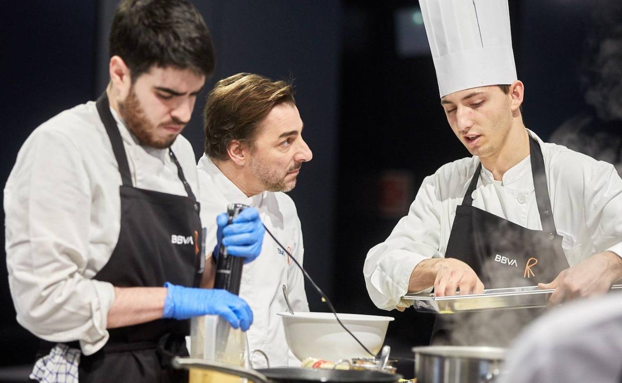 El chef Jordi Roca (c), responsable junto a sus hermanos Joan y Josep del Celler de Can Roca, durante el concurso de promesas. 