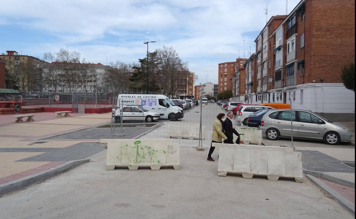 La calzada, aún sin asfaltar, de la calle Amor de Dios. 