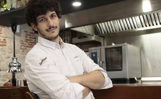 Imagen principal - Arriba, el cocinero de Salamanca Carlos Hernández. Abajo, el chef ponferradino Samuel Naveira y el confitero salmantino Manuel Sánchez. 