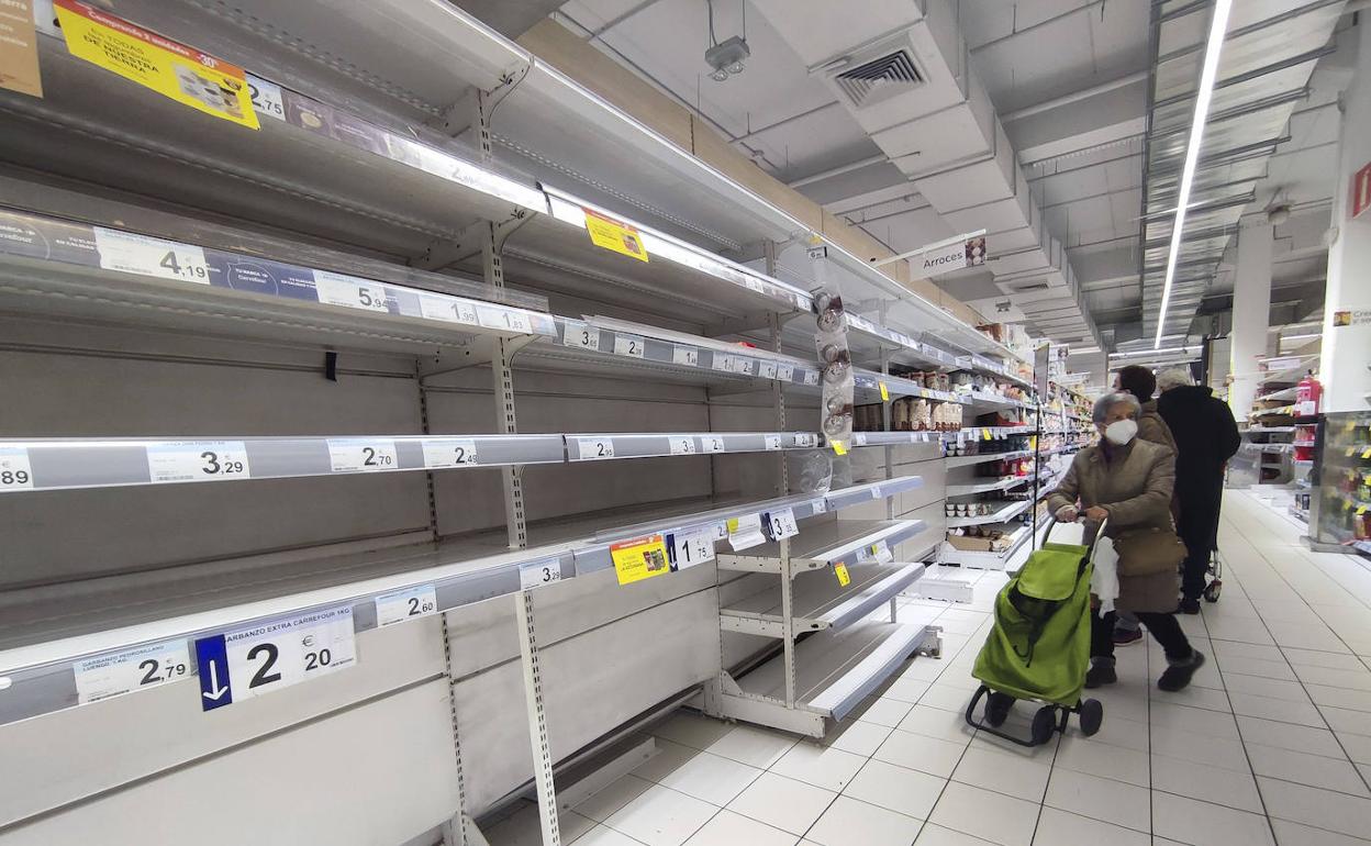 Estanterías vacías en un supermercado de Madrid, este miércoles.