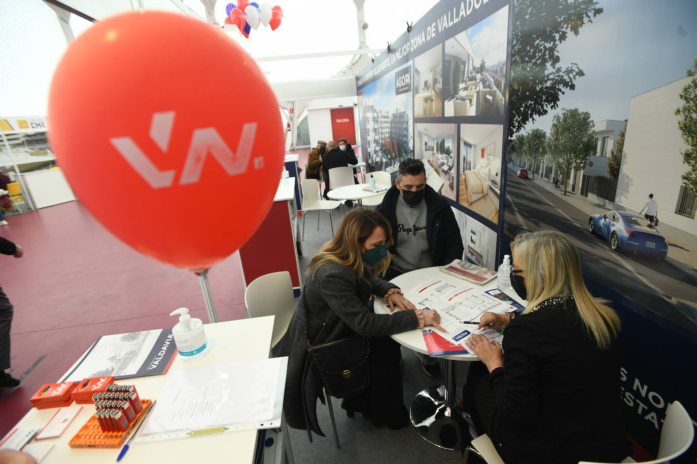 Fotos: Jornada del sábado en la Feria Inmobiliaria de Primavera de Valladolid (FIVA) 2022 (1 de 2)