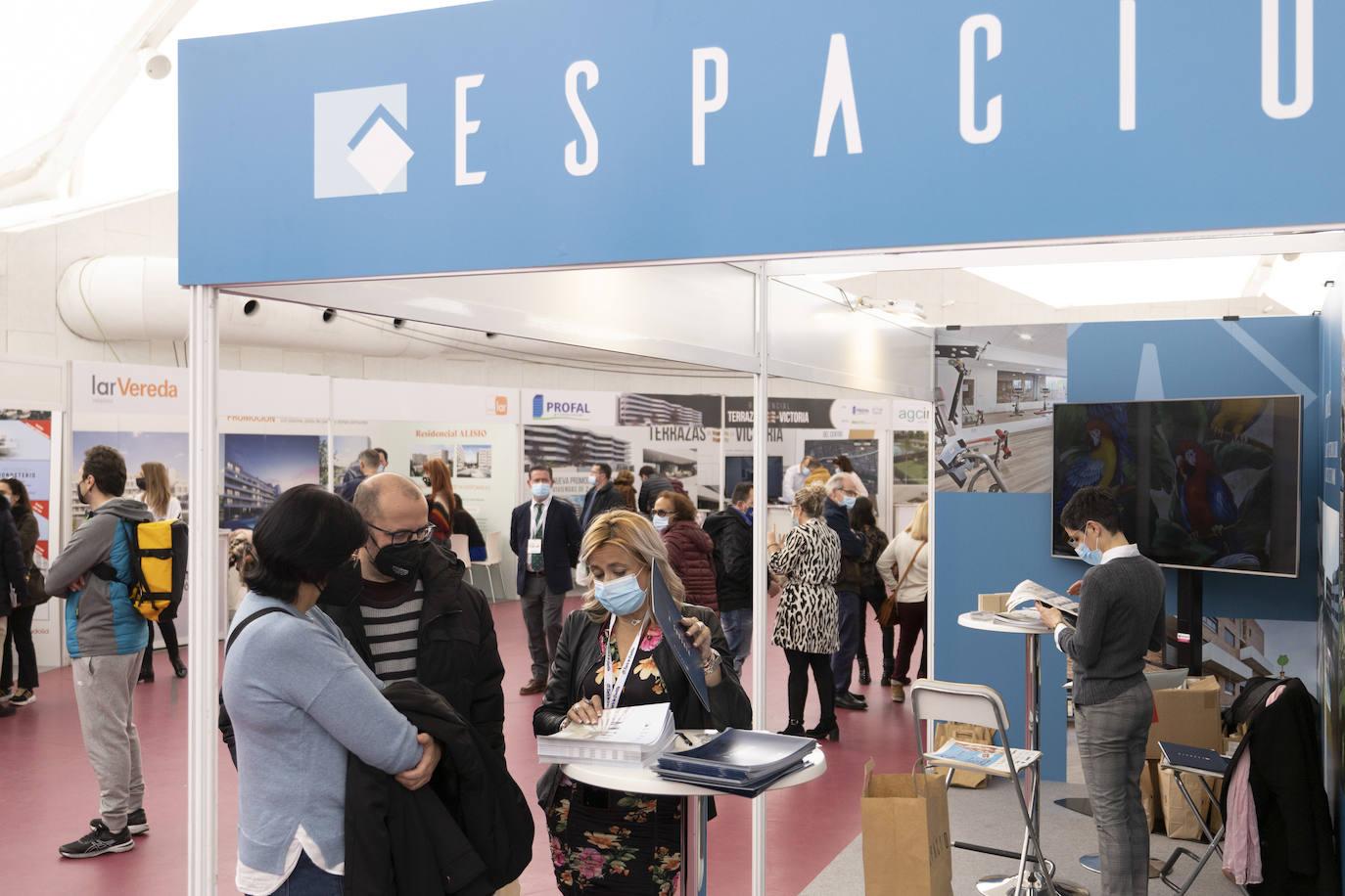 Fotos: Jornada del sábado en la Feria Inmobiliaria de Primavera de Valladolid (FIVA) 2022 (2 de 2)