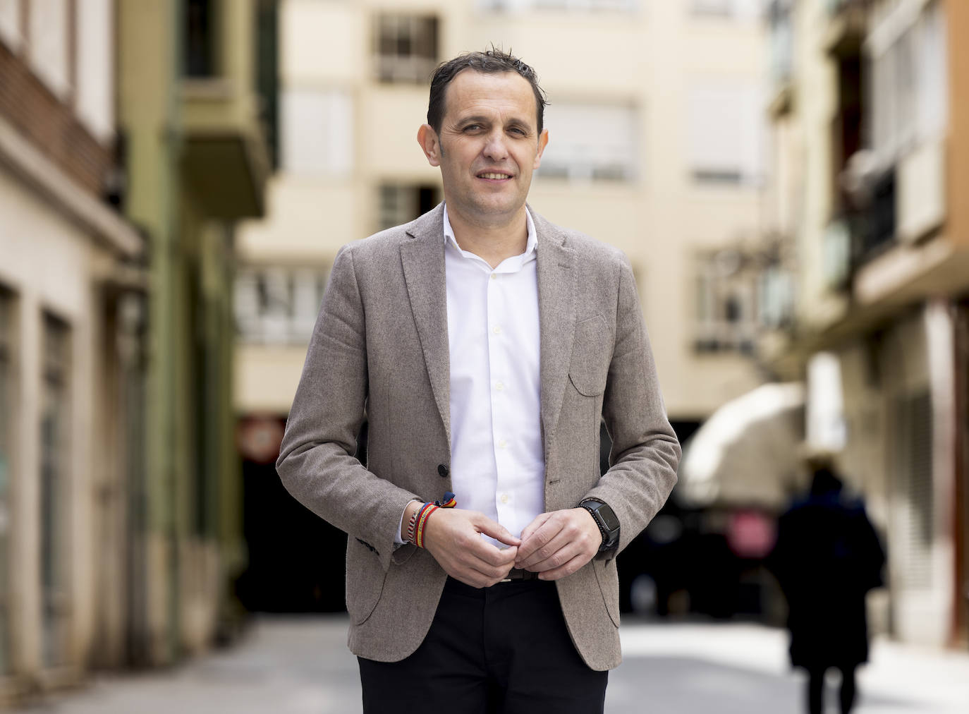 Conrado Íscar posa tras la entrevista en la calle Alcalleres, donde se encuentra la sede del PP de Valladolid. 