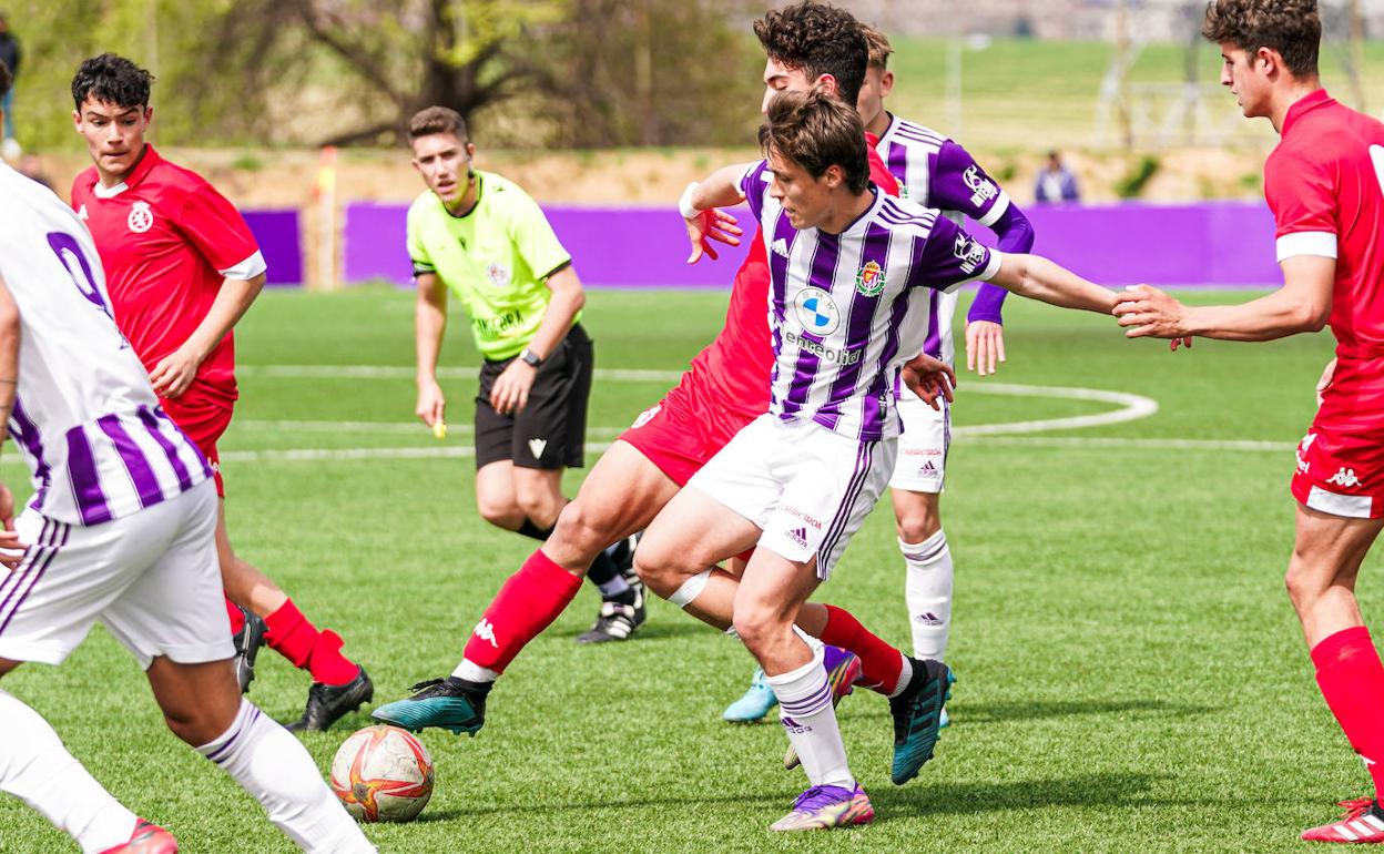 Isma pelea por un balón con un jugador de la Cultural. 