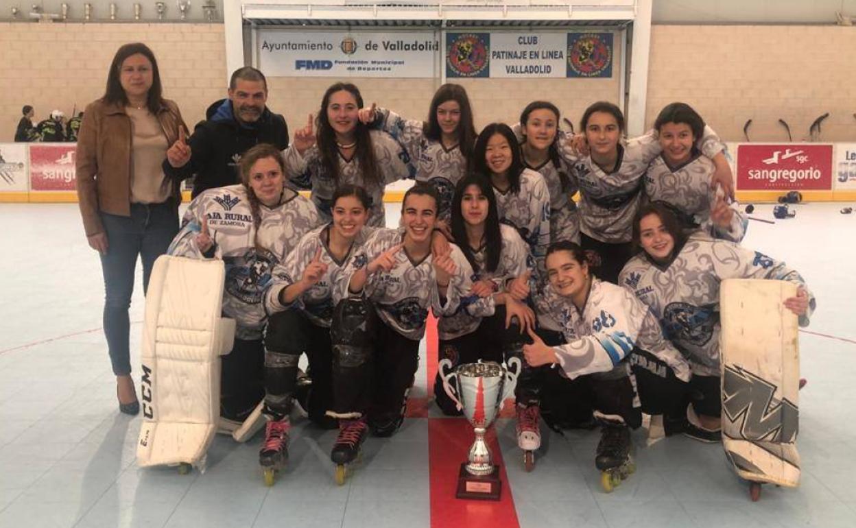 Las campeonas posan con su trofeo. 
