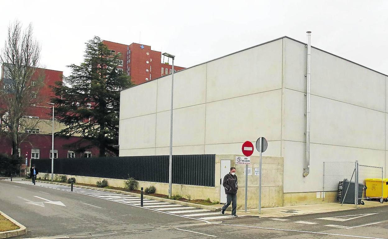 Almácén general del Hospital Río Carrión, con el edificio principal al fondo.