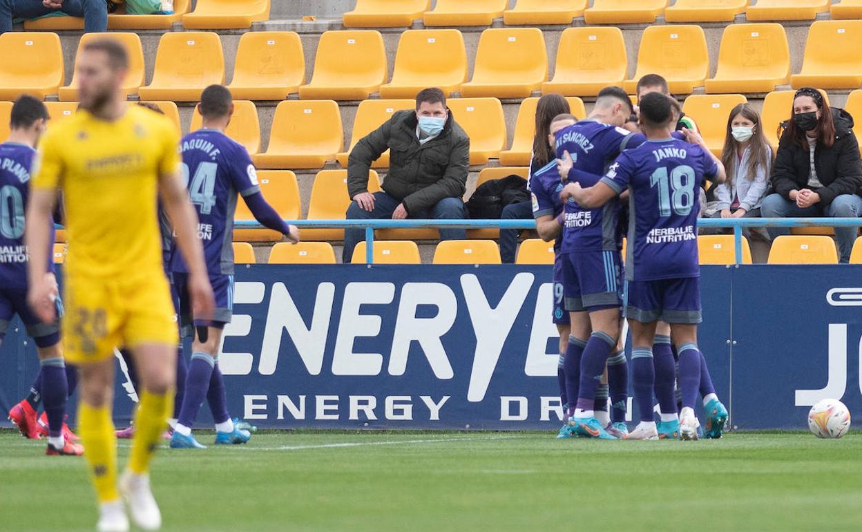 Los jugadores del Real Valladolid celebran un tanto. 