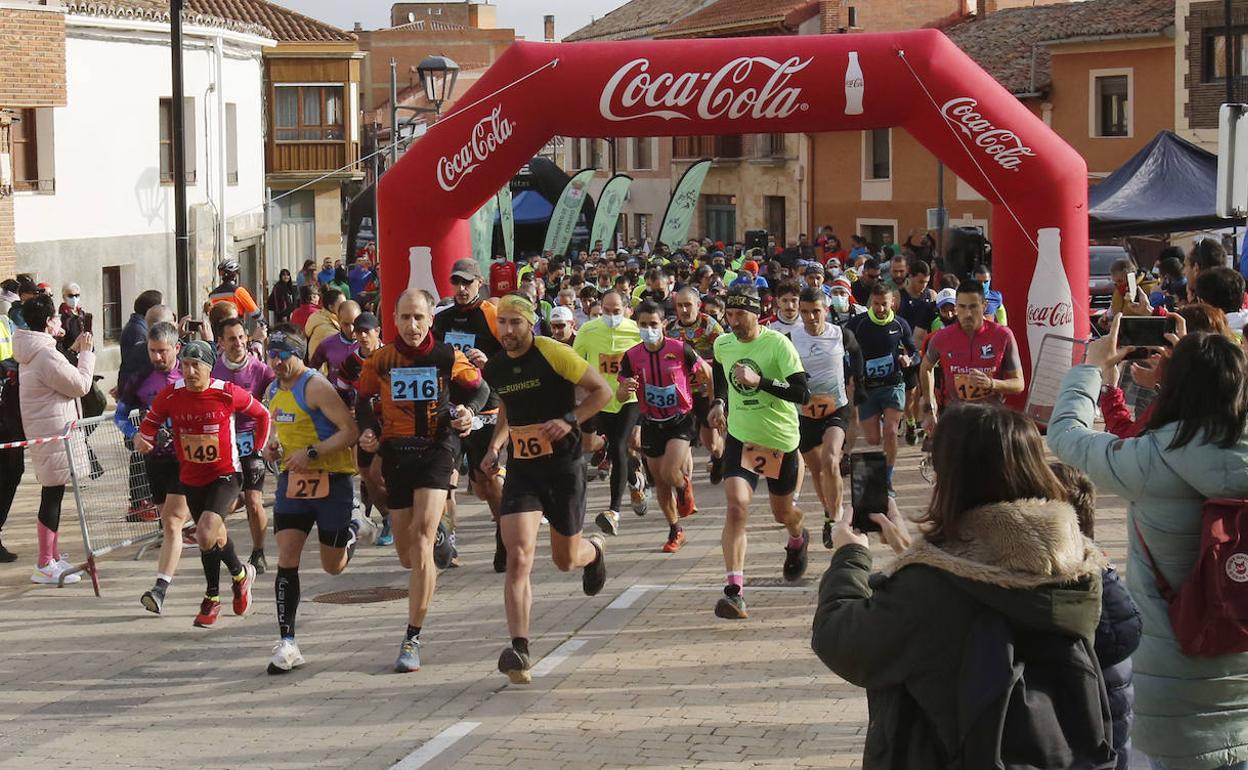 Salida de la prueba corta y larga del séptimo Trail de Vallejuelos, este domingo por la mañana en Villamuriel.