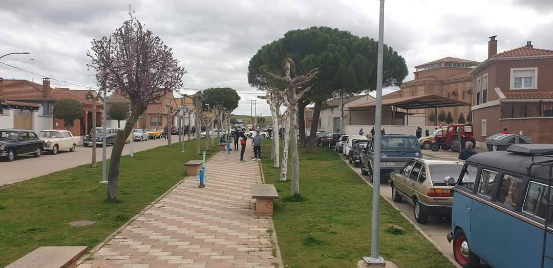 Fotos: Cien vehículos clásicos recorren las calles de La Seca