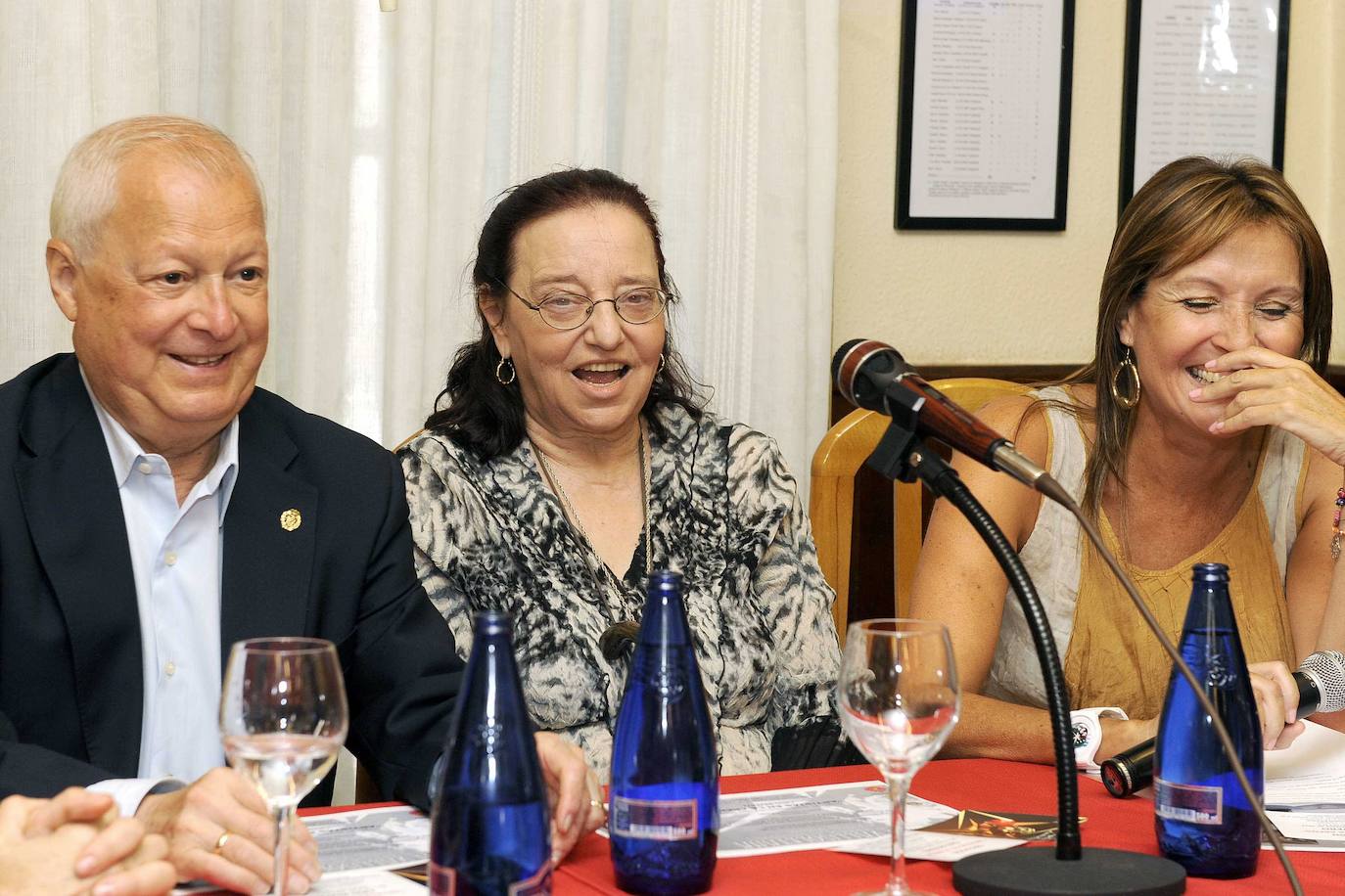 Entre Manuel Grajal Rodriguez y Ana Alvarado, en el homenaje de la peña Aficion Taurina en 2013.