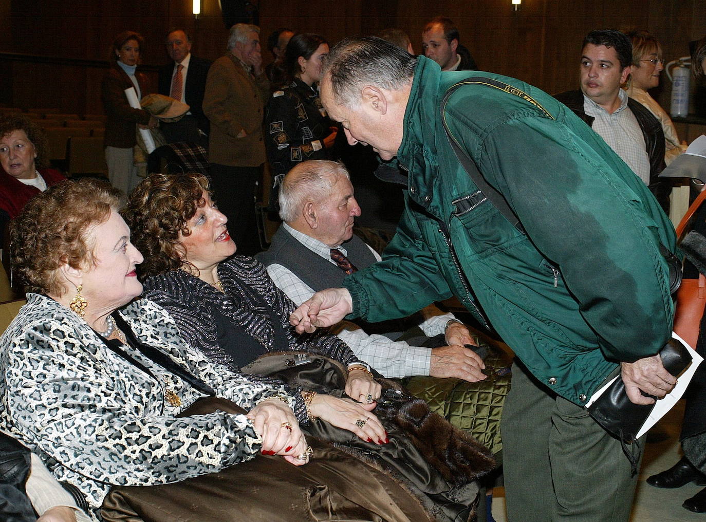 El fotógrafo Agustín Cacho saluda a Maribel Rodicio.