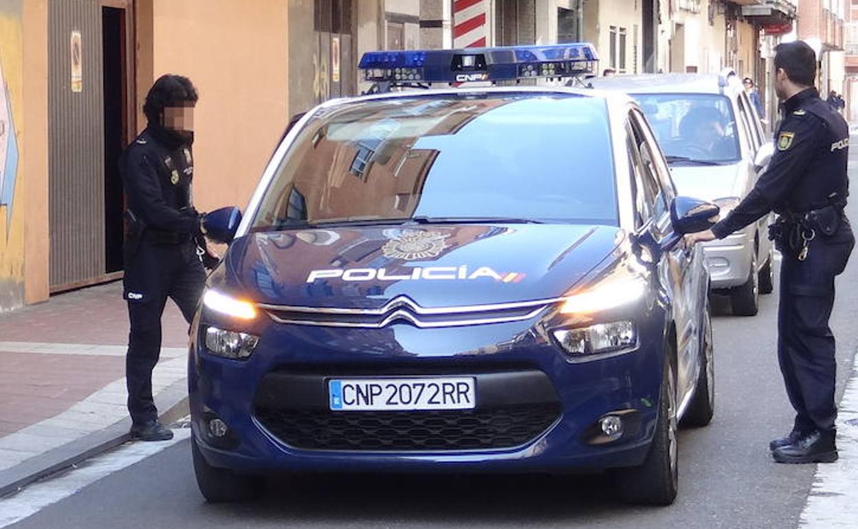 Policías nacionales, durante una intervención anterior en Pajarillos. 