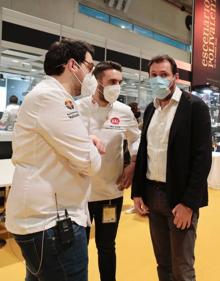 Imagen secundaria 2 - Arriba, los cocineros Emilio Martín y Alejandro San José. Abajo, durante la presentación de los pinchos y los dos chef con el alcalde de Valladolid, Óscar Puente. 