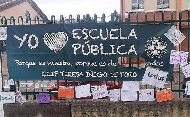 El cartel del centro público, con el 'todas' recortado el 21 de marzo. 