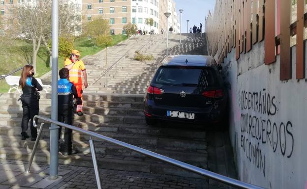 Un coche cae más de ochenta metros por unas escaleras en Parquesol