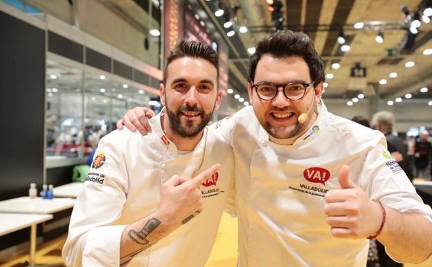 Imagen principal - Arriba, los cocineros Emilio Martín y Alejandro San José. Abajo, durante la presentación de los pinchos y los dos chef con el alcalde de Valladolid, Óscar Puente. 