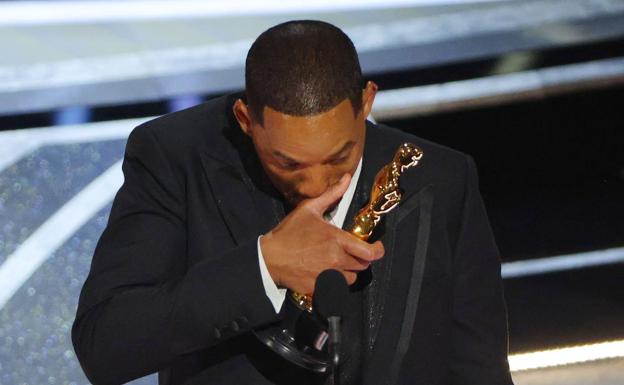 Will Smith, con la estatuilla ganada en los Oscar.