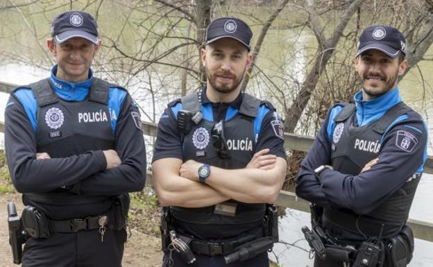 De izquierda a derecha, Julio, Juan Carlos y Marcos, los policías locales que lograron reanimar al joven rescatado del Pisuerga. 