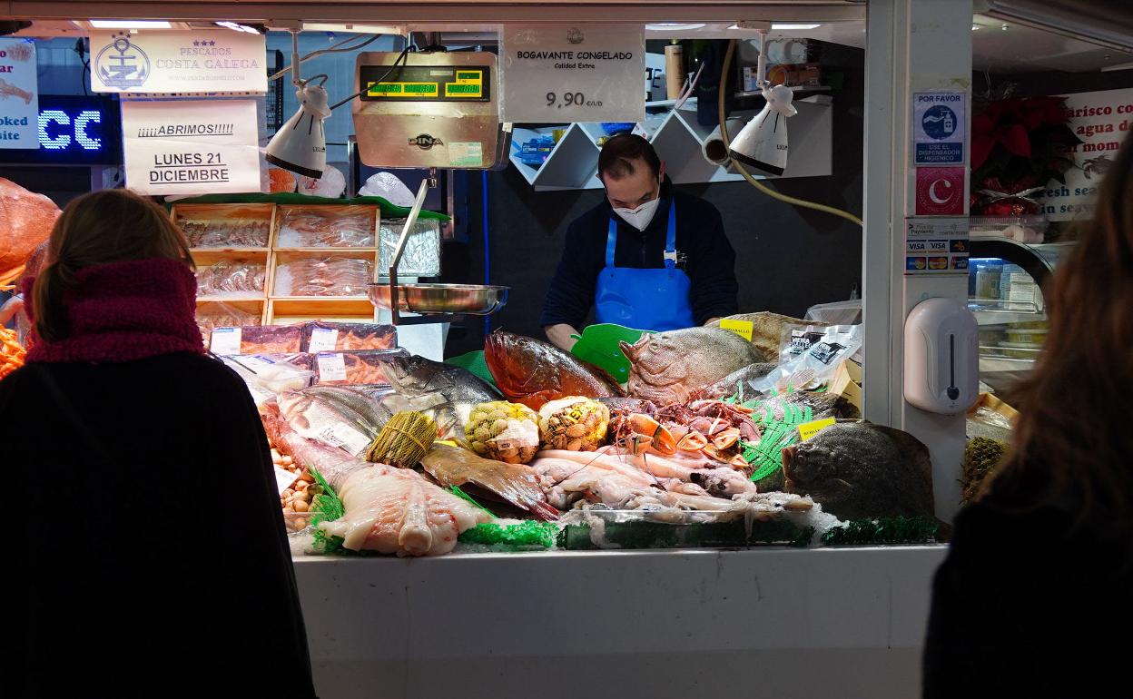 Imagen de archivo de un puesto de pescado del Mercado Central.