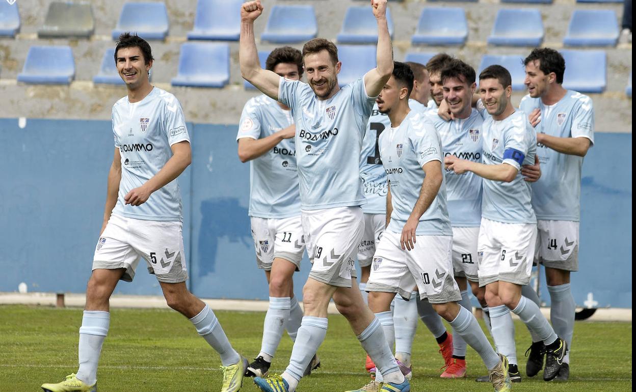 Dani Arribas levanta las manos celebrando uno de los goles que marcó el domingo al Móstoles.