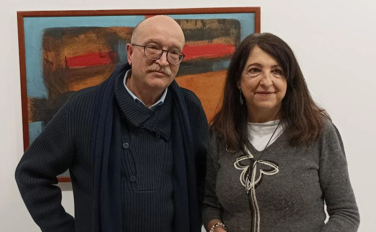 Miguel Casado, con la periodista Angélica Tanarro, durante la presentación del libro. 