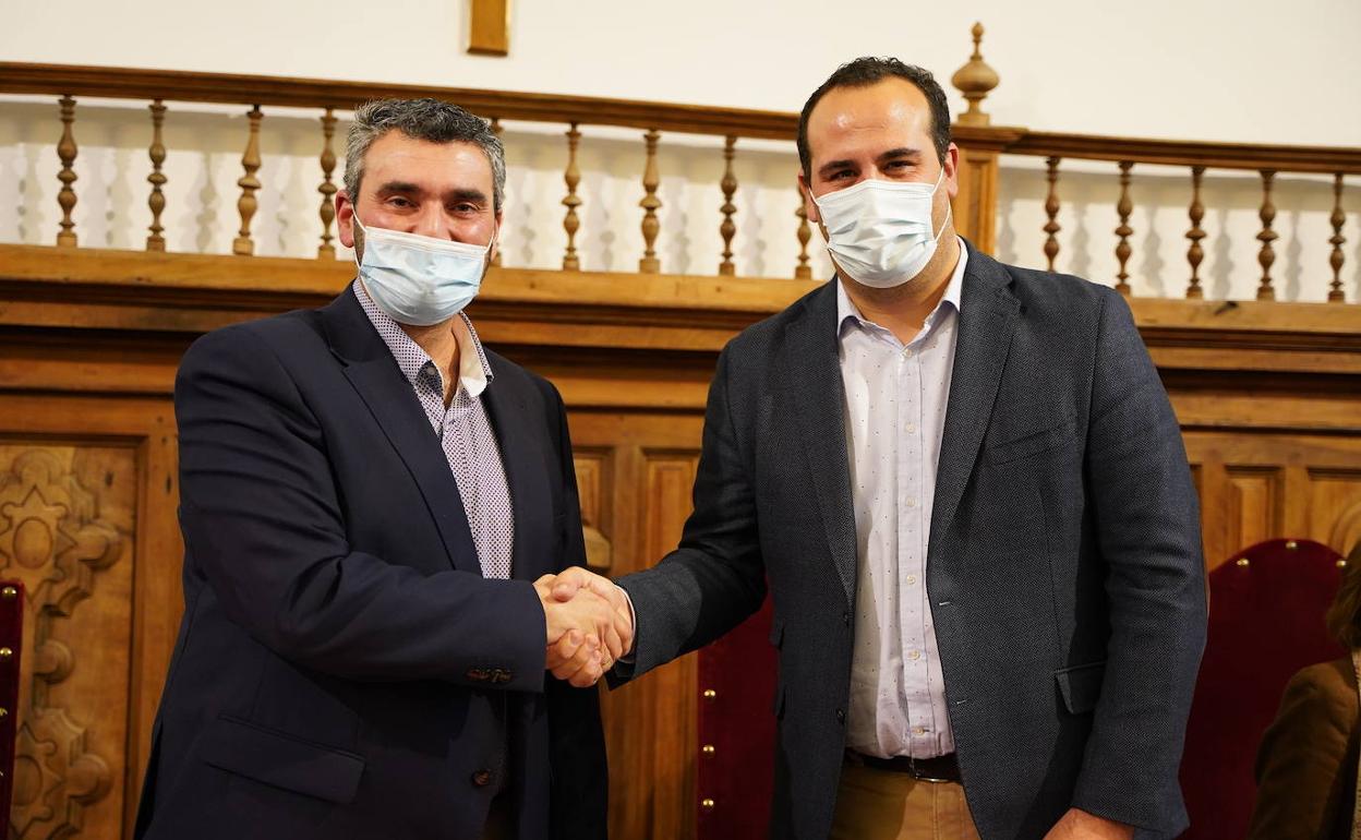 El alcalde del Ayuntamiento de Santa Marta, David Mingo (derecha), el vicerrector de Internacionalización y Estudiantes, Juan Manuel Castro,