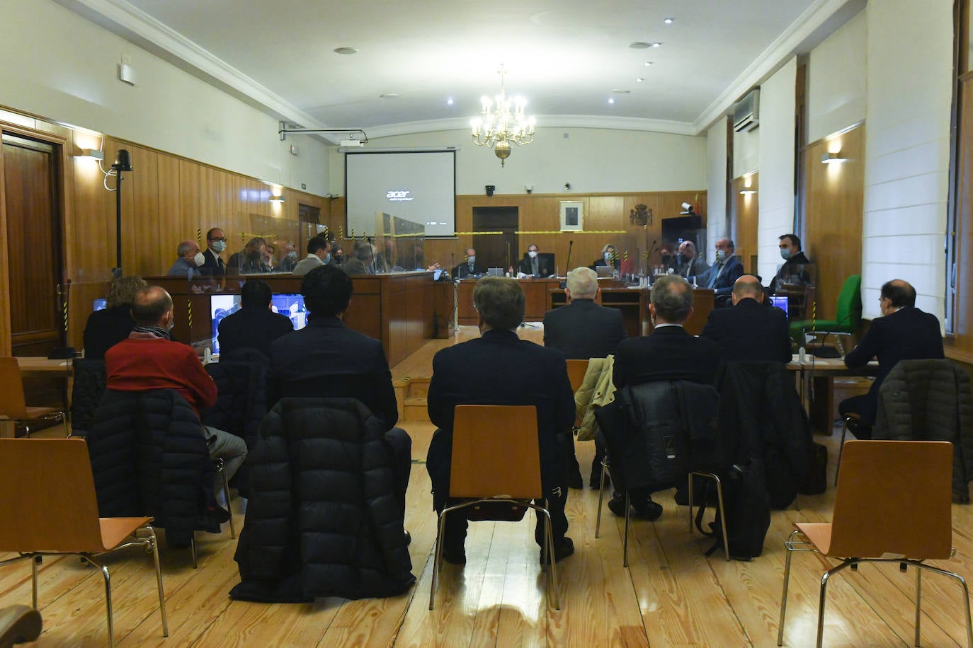 Los acusados, en la jornada previa a la suspensión del juicio de la Perla Negra en la Audiencia. 