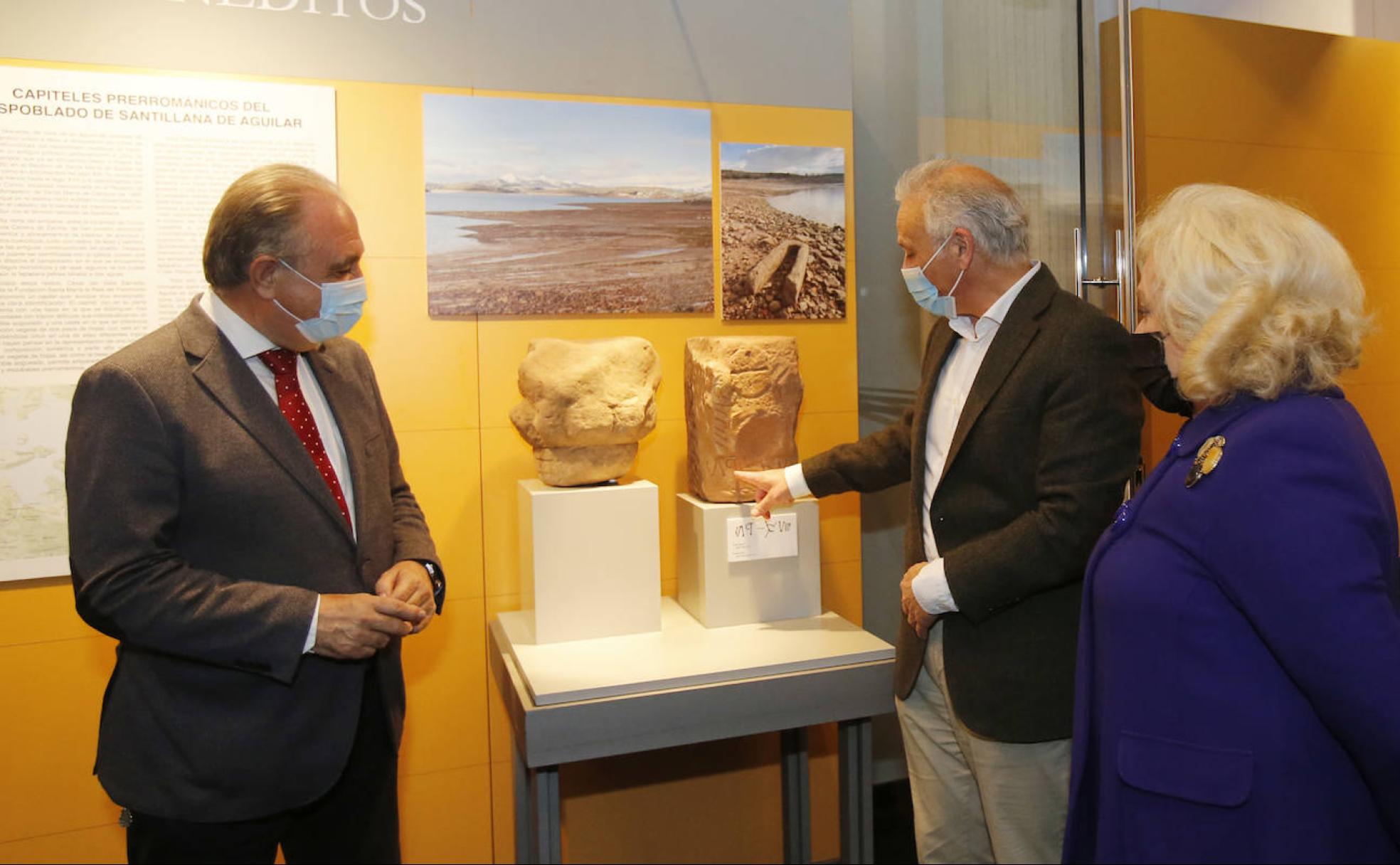 El delegado de la Junta, a la iazquierda, con el director del Museo de Palencia, presentan los capiteles. 