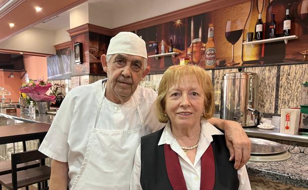 Pepi y Vicente, su marido, posan en la buñolería. 