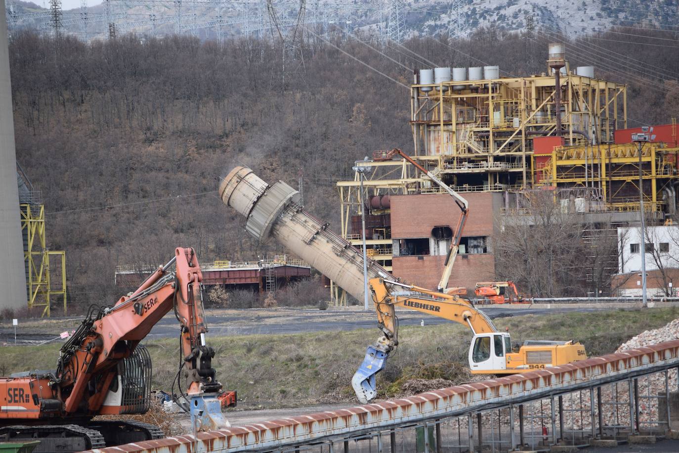 Fotos: La Térmica de Velilla del Río Carrión va desapareciendo poco a poco