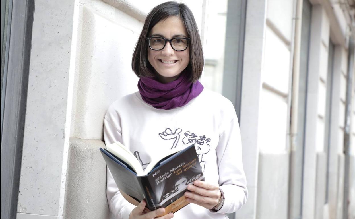 La esritora Inés Martín Rodrigo, a las puertas de la librería Oletvm en Valladolid. 