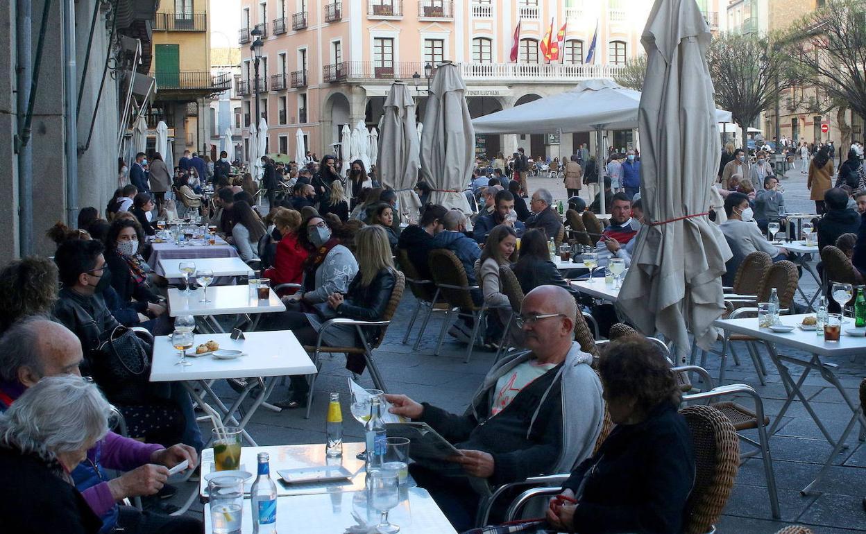 Terraza llena de turistas en un bar durante la Semana Santa del pasado año en Segovia. 