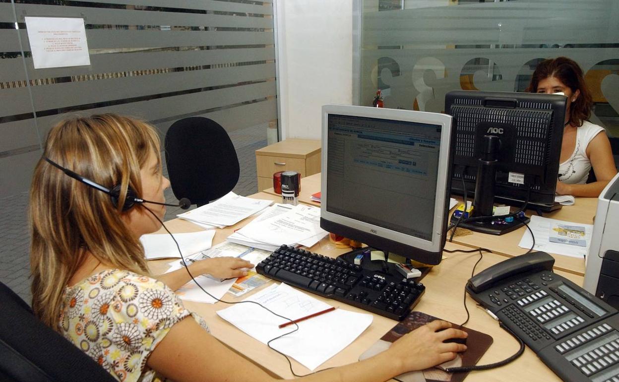 Personal de atención telefónica en una centralita. 