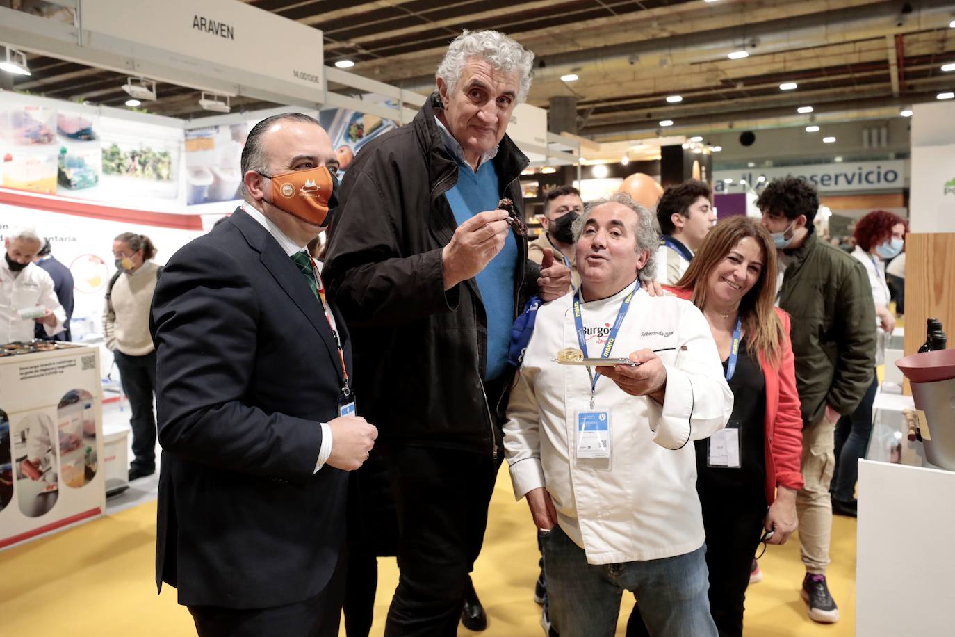 El exjugador del baloncesto Fernando Romay prueba la morcilla de la IGP Alimentos de Burgos del plato del presidente de la marca, Roberto da Silva. 