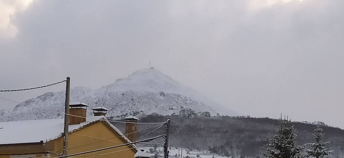 Fotos: La nieve cubre la Montaña Palentina en abril