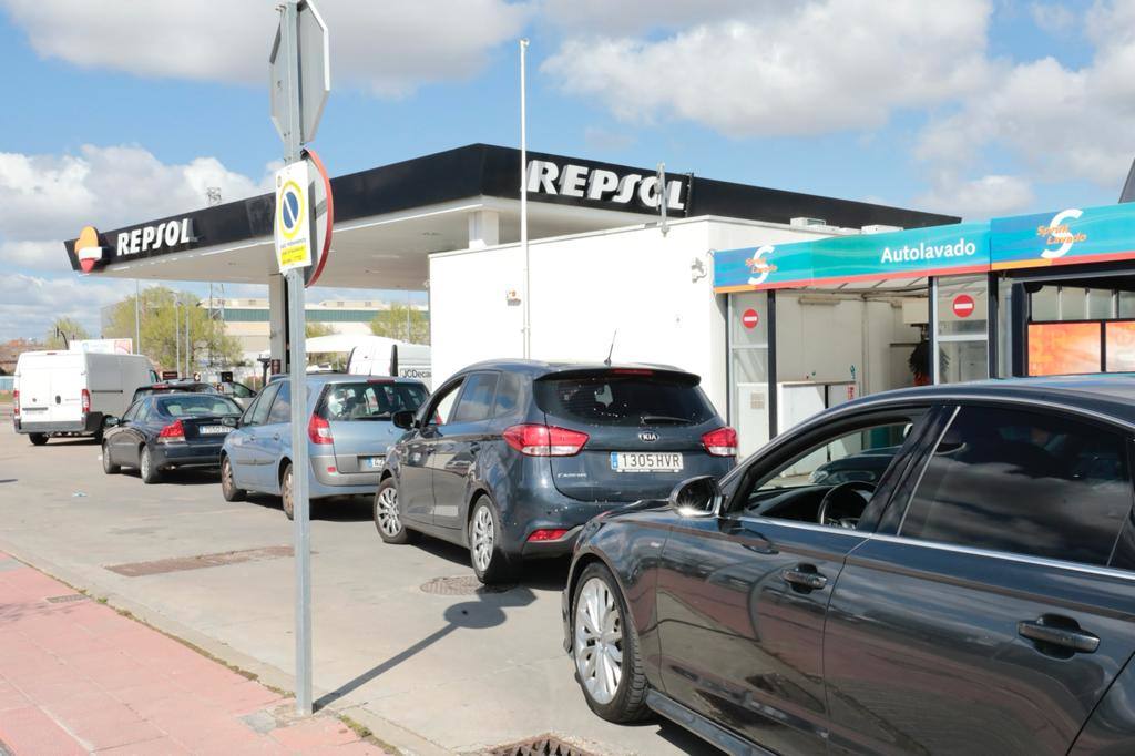 Fotos: Colas y confusión por los precios en el primer día de descuentos en las gasolineras de Valladolid