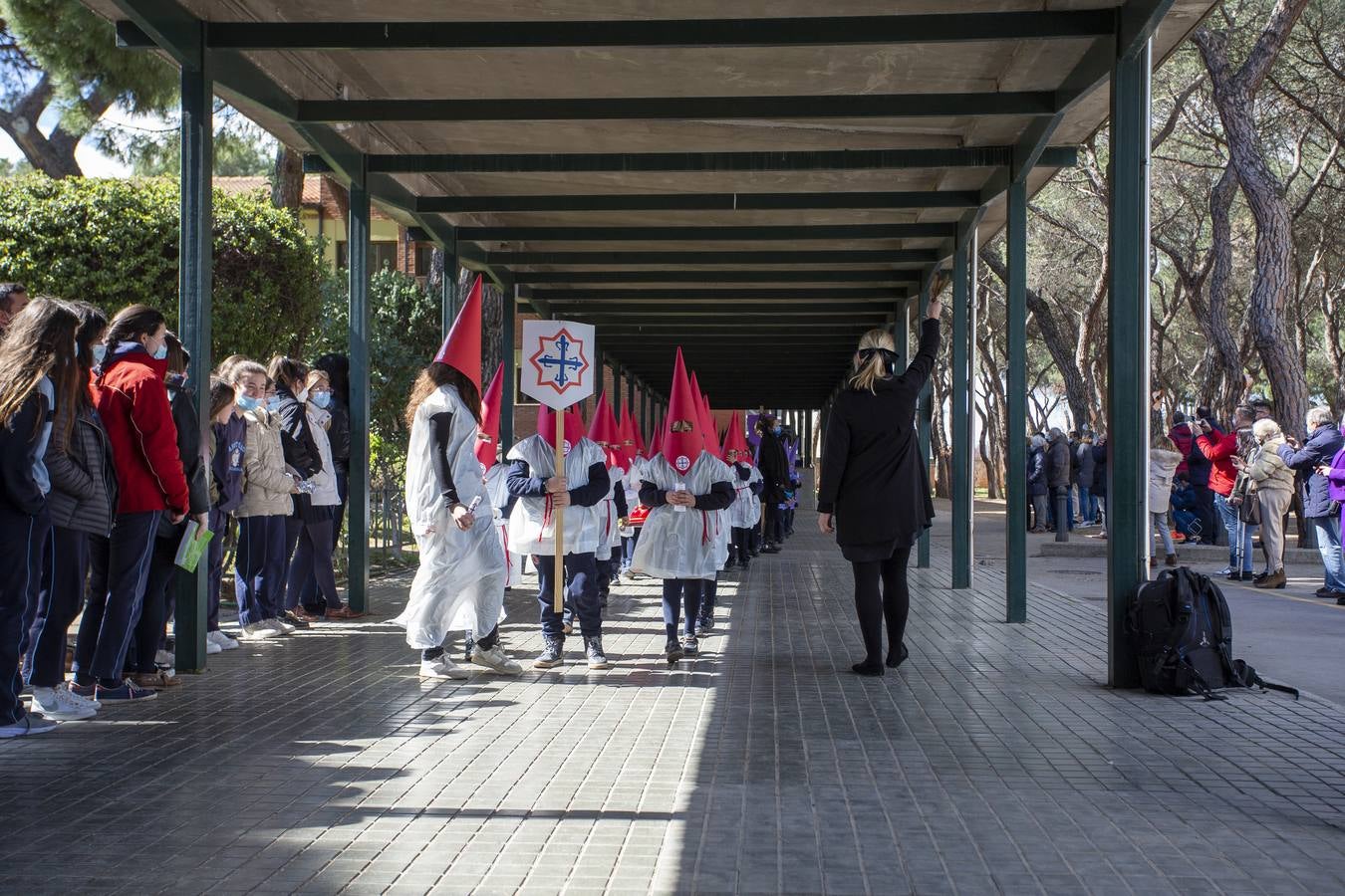 Fotos: Alumnos del Colegio Apostolado de Valladolid desfilan en su propia procesión de Semana Santa
