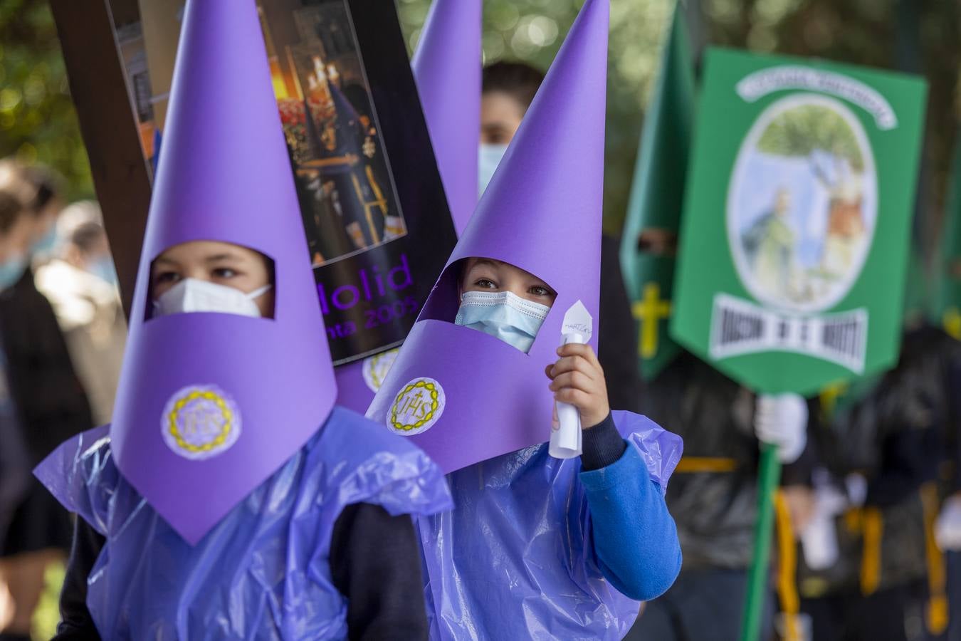 Fotos: Alumnos del Colegio Apostolado de Valladolid desfilan en su propia procesión de Semana Santa