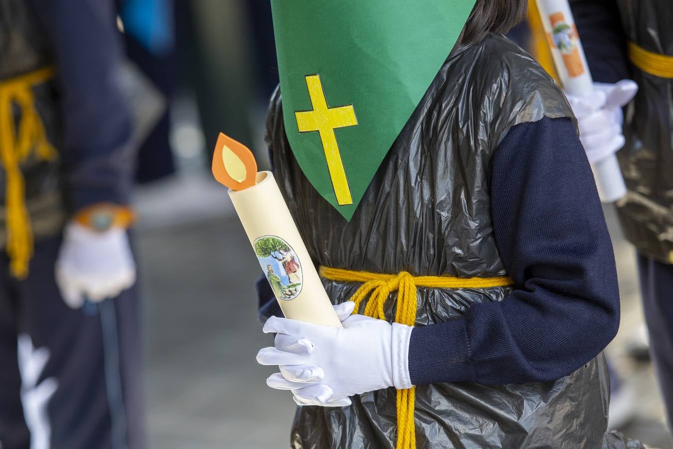 Fotos: Alumnos del Colegio Apostolado de Valladolid desfilan en su propia procesión de Semana Santa