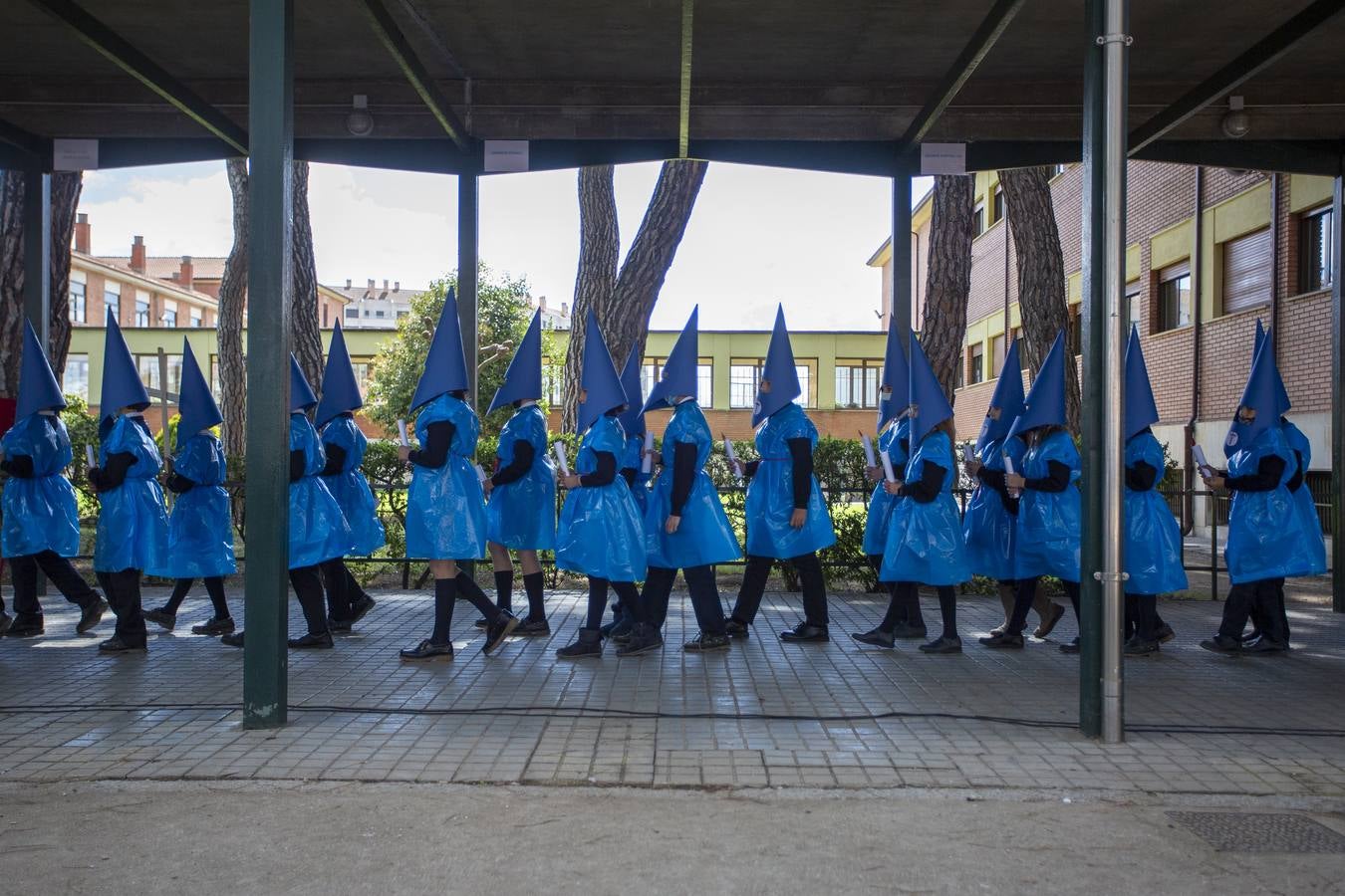 Fotos: Alumnos del Colegio Apostolado de Valladolid desfilan en su propia procesión de Semana Santa